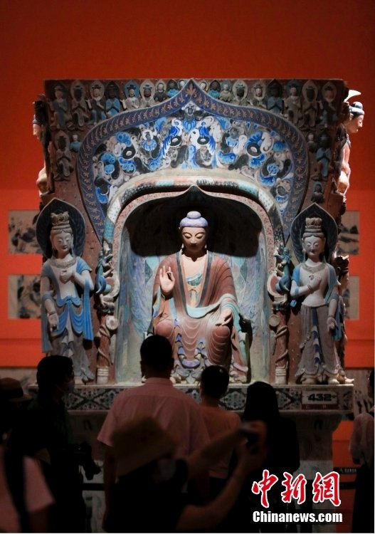 8月30日，“文明的印记——敦煌艺术大展”在北京民生现代美术馆开展。展览从“经典敦煌艺术”“藏经洞专题”“1940年以来的敦煌艺术手法与精神”三大主题出发，共展出复制洞窟8座，文物、临本、现当代艺术家创作等280余组（件），再现了石窟艺术的不朽神韵，展示了敦煌学的博大宏阔，展现了敦煌艺术的现代活力。中新社记者 贾天勇 摄