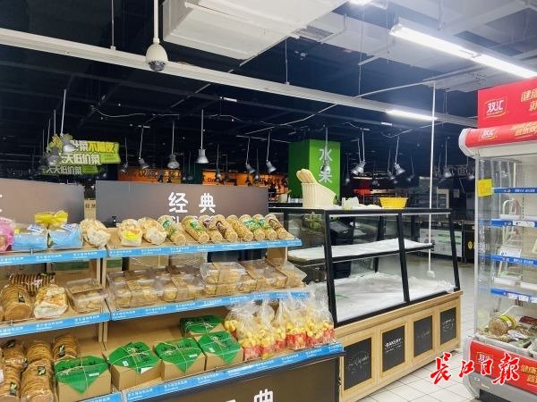 家乐福洪山广场店部分区域已不开放。记者赵歆　摄