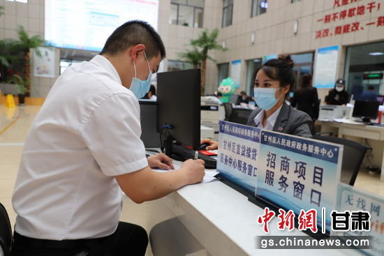 近日，在张掖市甘州区首贷续贷服务中心服务窗口，工作人员为企业办理贷款手续。甘州区委宣传部供图