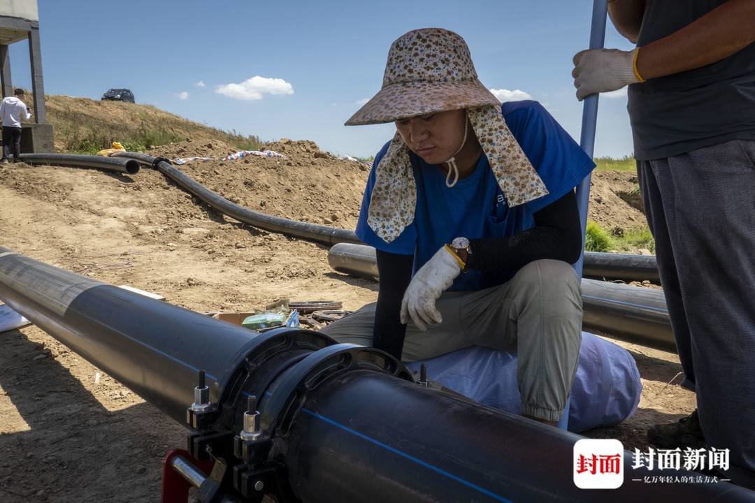 8月22日，永修县，群众新修抽水管道抗旱。摄影：杨峰