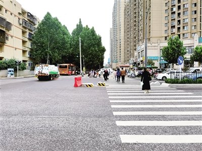 桐柏路汝河路口中间的石台