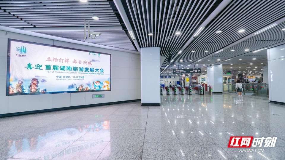 吉祥物山娃娃和鲵宝宝登陆长沙地铁。