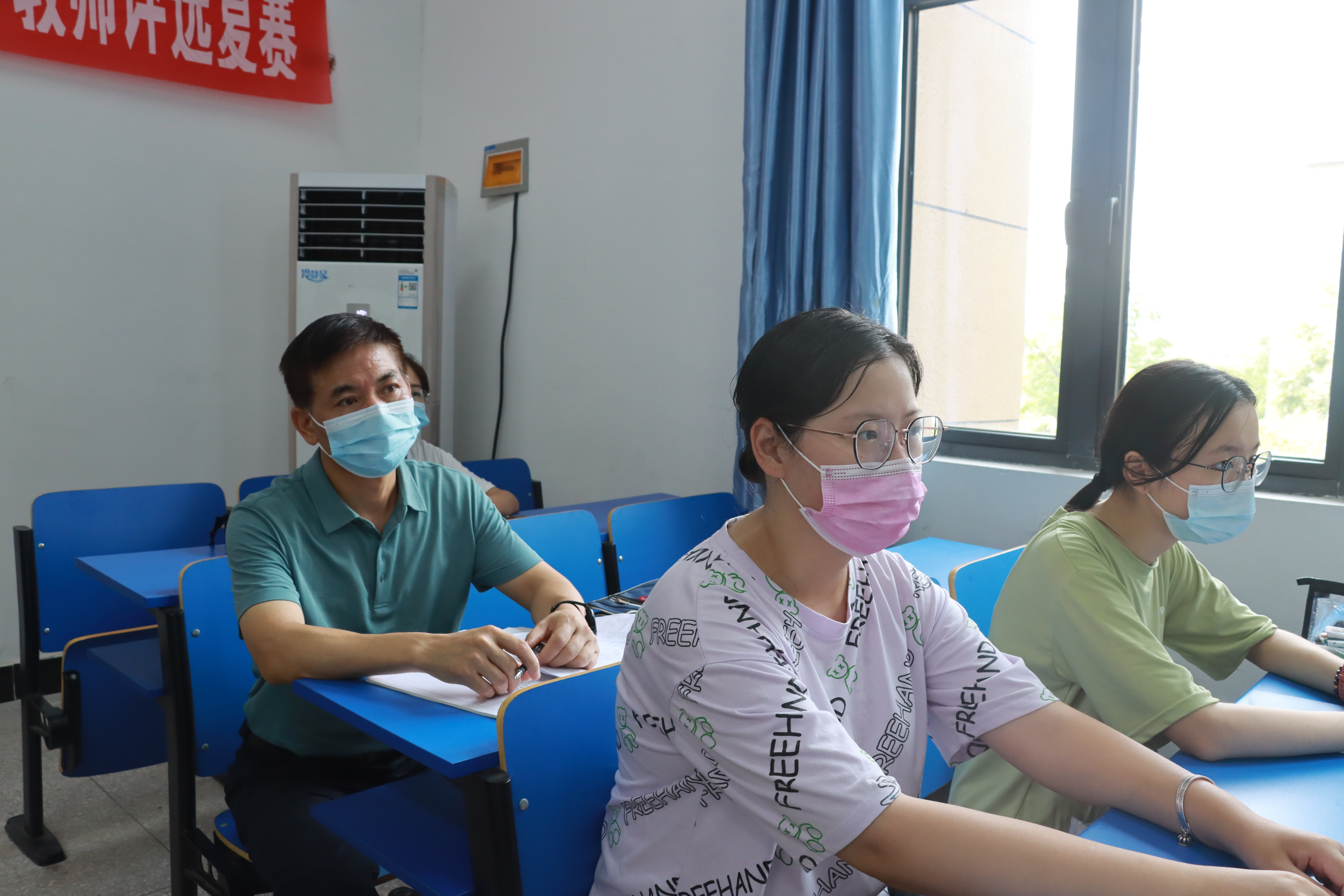 江西师大科技学院领导进课堂与师生同上“开学第一课”