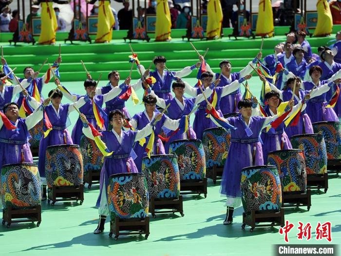 延边朝鲜族自治州成立70周年庆祝大会节目表演。　刘栋 摄