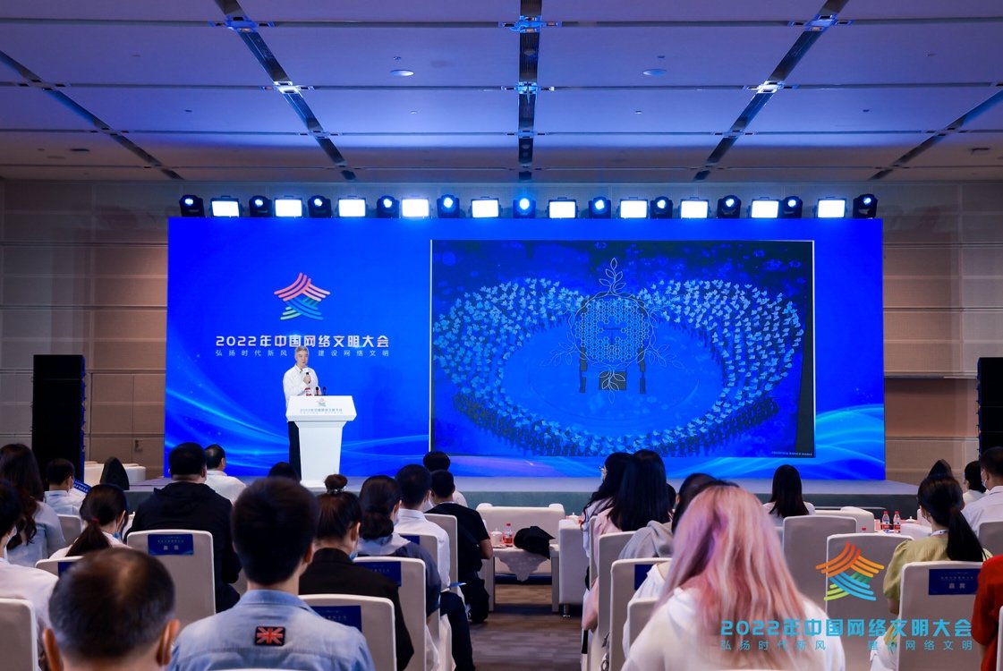 北京冬奥组委媒体运行部部长徐济成展示冬奥会火炬