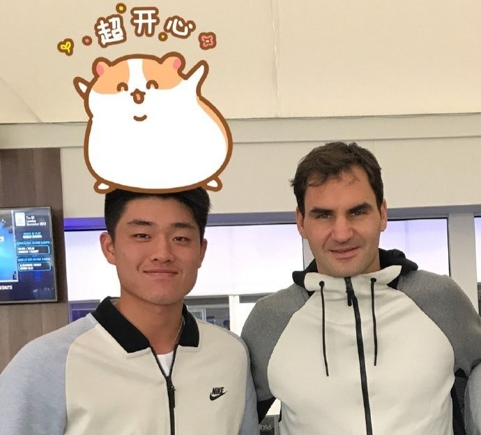 2017年11月,吴易昺与费德勒合影,图源吴易昺微博
