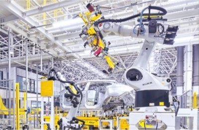 位于武汉经开区智能网联和电动汽车产业园的路特斯全球智能工厂生产车间。