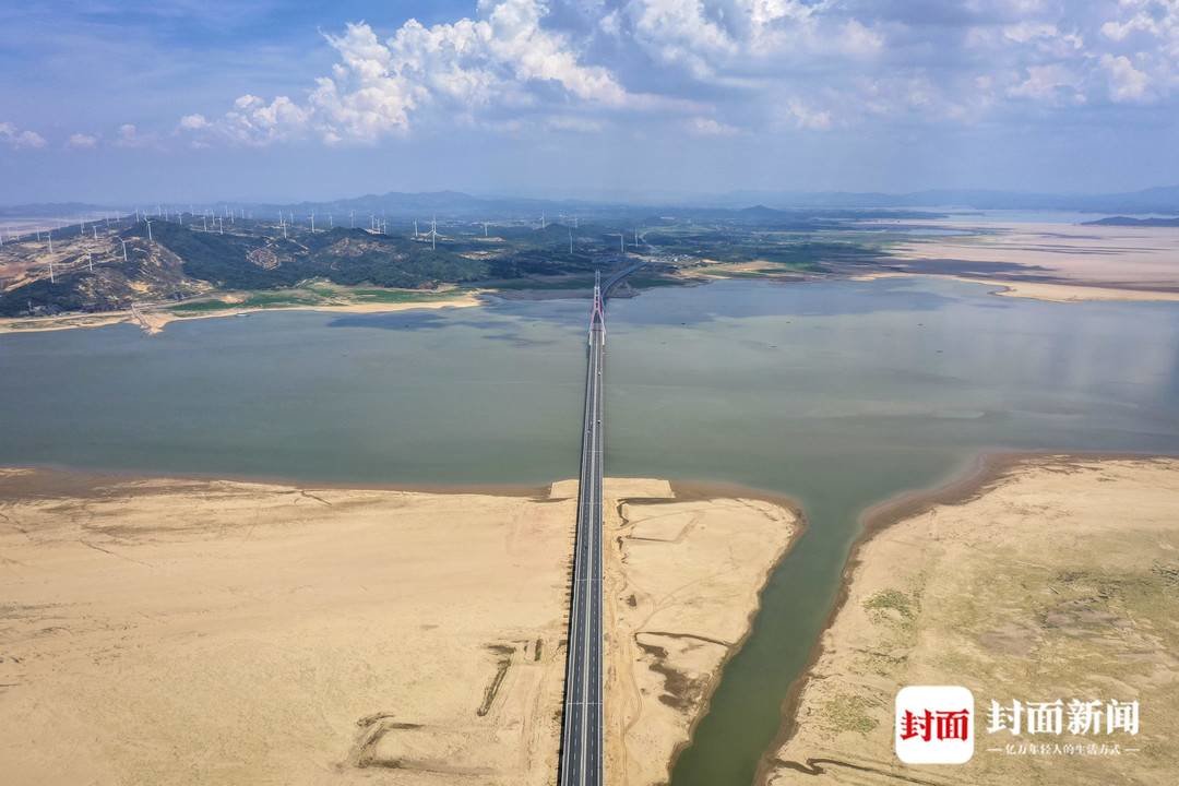 8月24日，鄱阳湖二桥，湖水退去，露出大片沙洲。摄影：杨峰