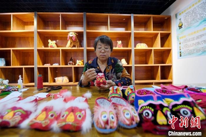 赵艳玲在上鞋底。 崔佳栋 摄