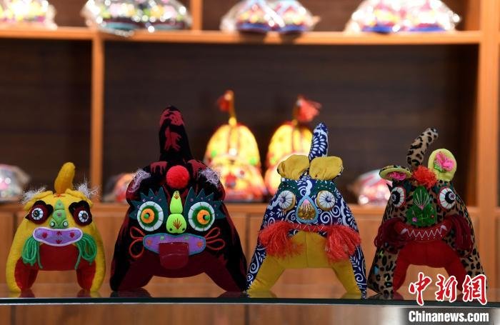 赵艳玲缝制的虎头摆件。 崔佳栋 摄