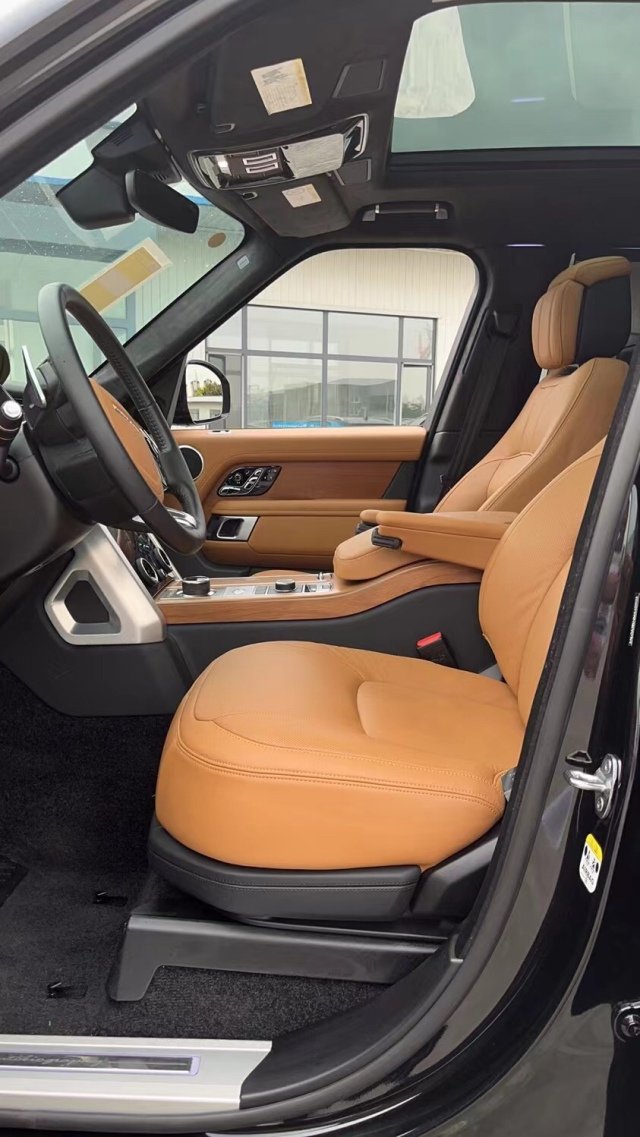 路虎揽胜创世加长版的内饰更为简洁典雅.