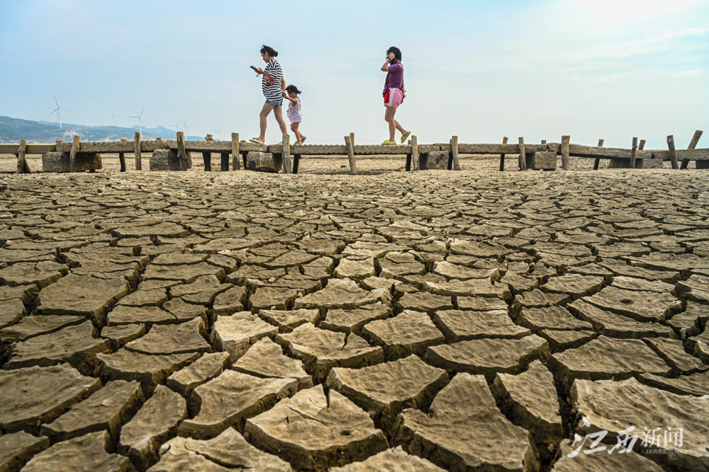 鄱阳湖水枯见底似沙漠 明代石桥千眼桥露真容(图)