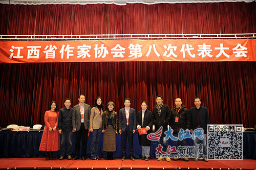 (从左到右)江西作家林莉、陈离、江子、彭学军、阿袁、李晓君、王晓莉、范晓波、樊健军、李洪华。