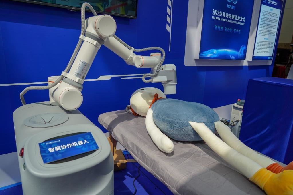 公司在2022世界先进制造业大会上展示的智能协作机器人正在模拟艾灸