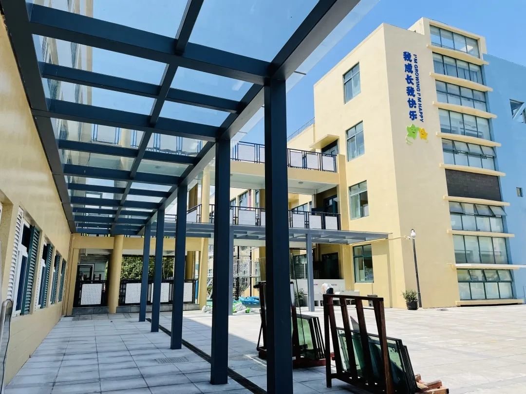 学校的风雨长廊终于建起来啦以后的风雨天孩子们都能快乐地入园,离园