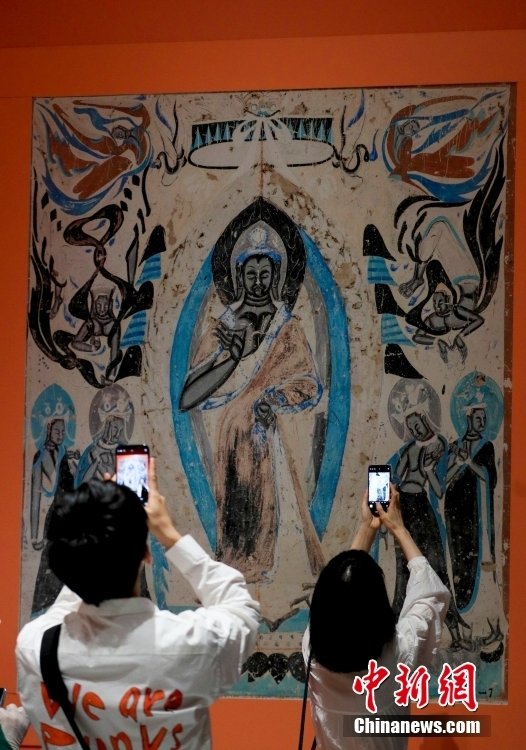 8月30日，“文明的印记——敦煌艺术大展”在北京民生现代美术馆开展。展览从“经典敦煌艺术”“藏经洞专题”“1940年以来的敦煌艺术手法与精神”三大主题出发，共展出复制洞窟8座，文物、临本、现当代艺术家创作等280余组（件），再现了石窟艺术的不朽神韵，展示了敦煌学的博大宏阔，展现了敦煌艺术的现代活力。图为第249窟《说法图》（数字复制）。中新社记者 贾天勇 摄