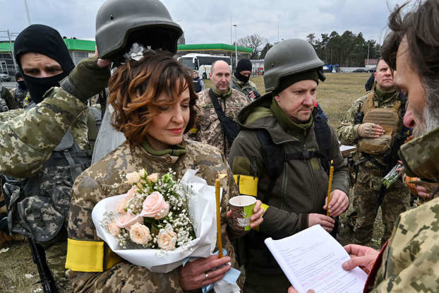 2022年3月6日，在基辅的报到点成婚的两位国土防卫军成员，国土防卫军主要由退役多年的二线作战预备役人员组成