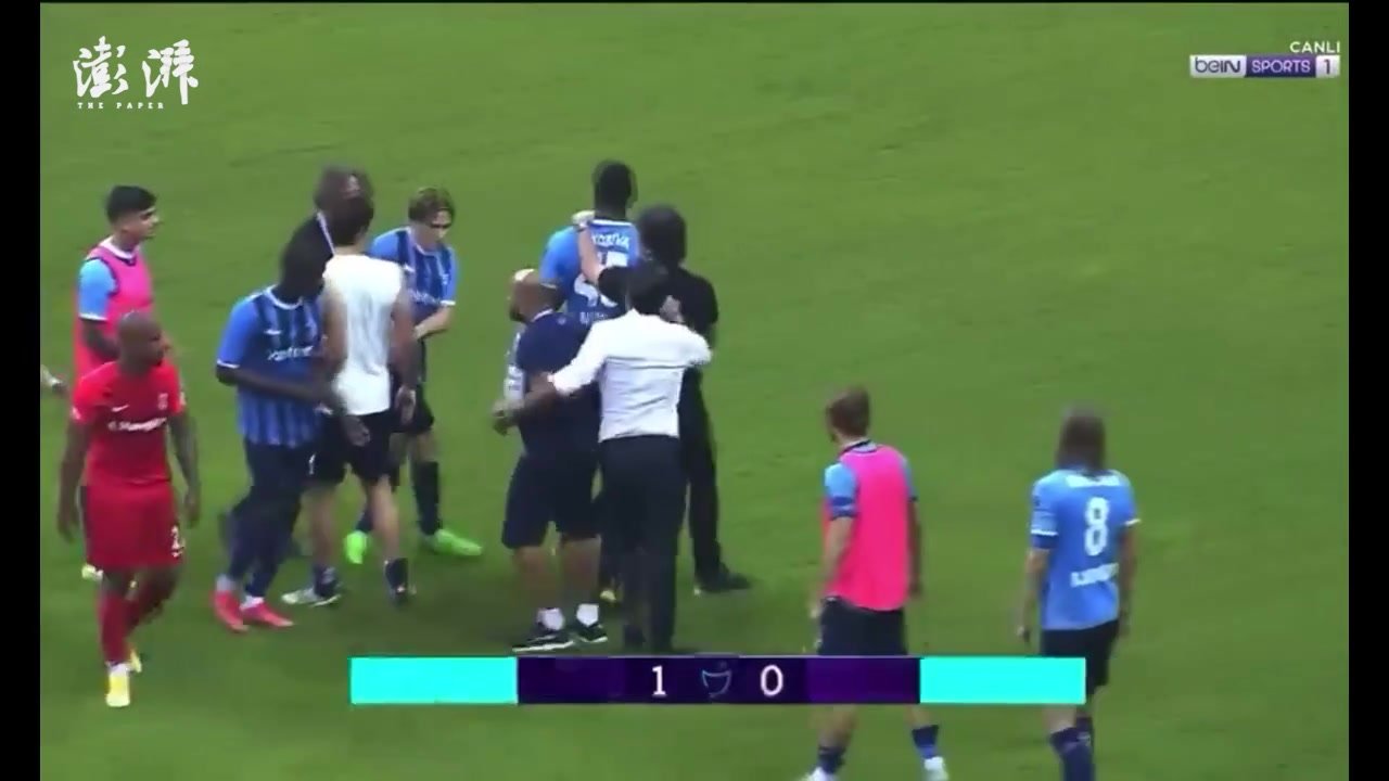 巴洛特利又上头了！要和主帅干架幸亏被拉住