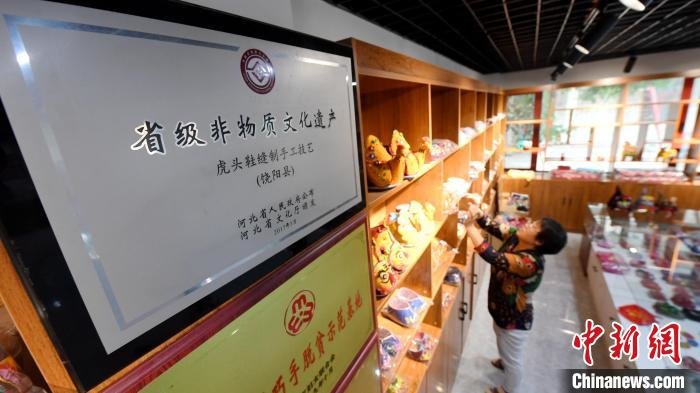 赵艳玲在摆放虎头鞋。 崔佳栋 摄