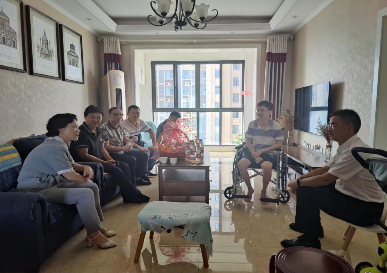 江西省教育厅一级巡视员刘菊娇看望慰问江西机电职院因公受伤教职工