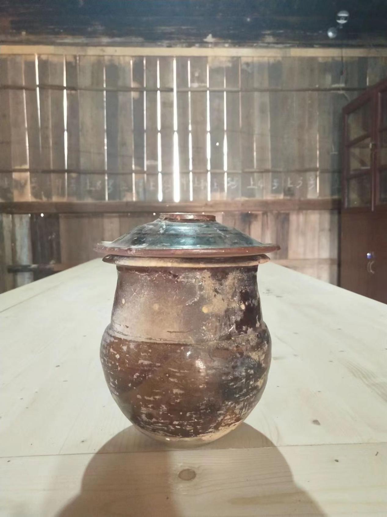 七里镇窑褐釉柳斗纹乳钉罐，宋代，国家一级文物。
