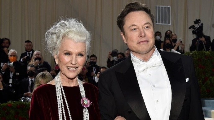 马斯克的母亲探望儿子，却被安排睡在车库里？