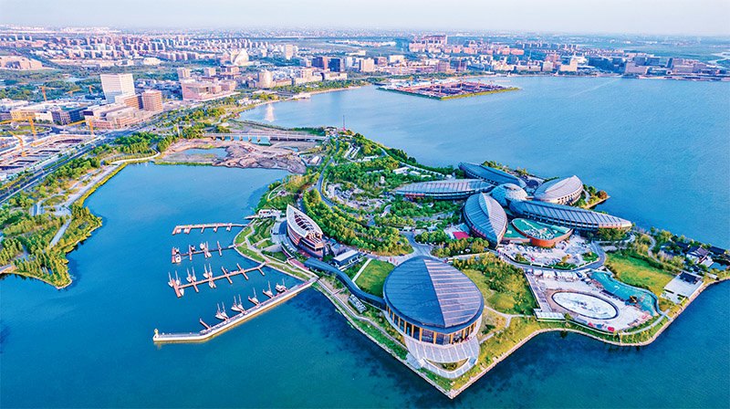 图为上海自贸区临港新片区滴水湖畔,多个重点项目如雨后春笋般拔地而