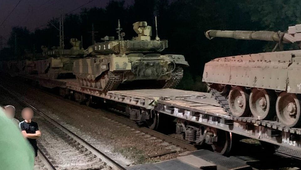 俄军第三军团的坦克向乌克兰起运