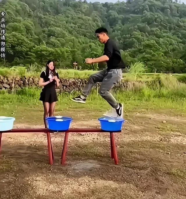凤凰早报|细节多!神十四乘组首次出舱;数额大!波兰将向德国索要赔款