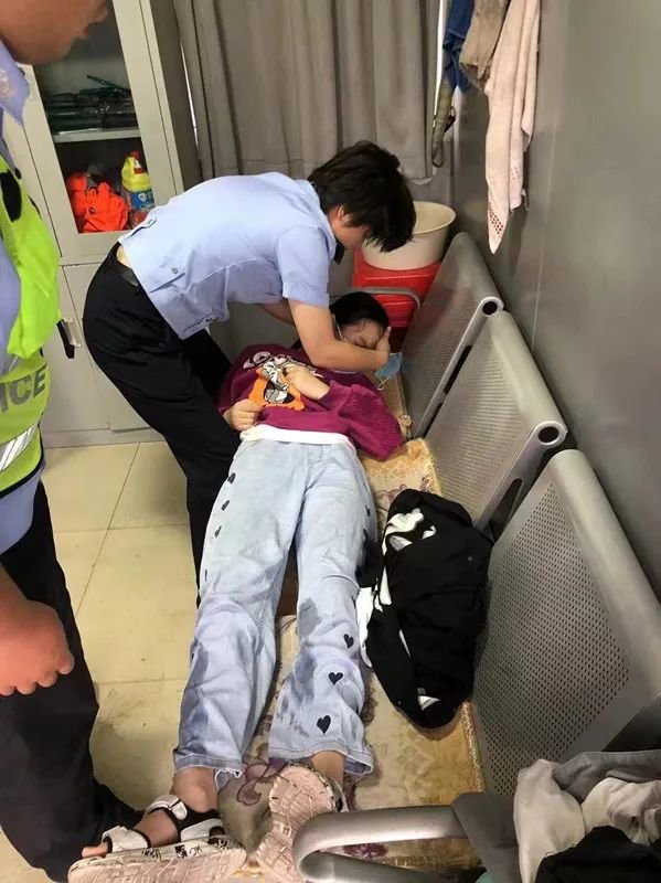 的固始交警接到一名群众求助:"交警同志,那边核酸检测点有人晕倒了!