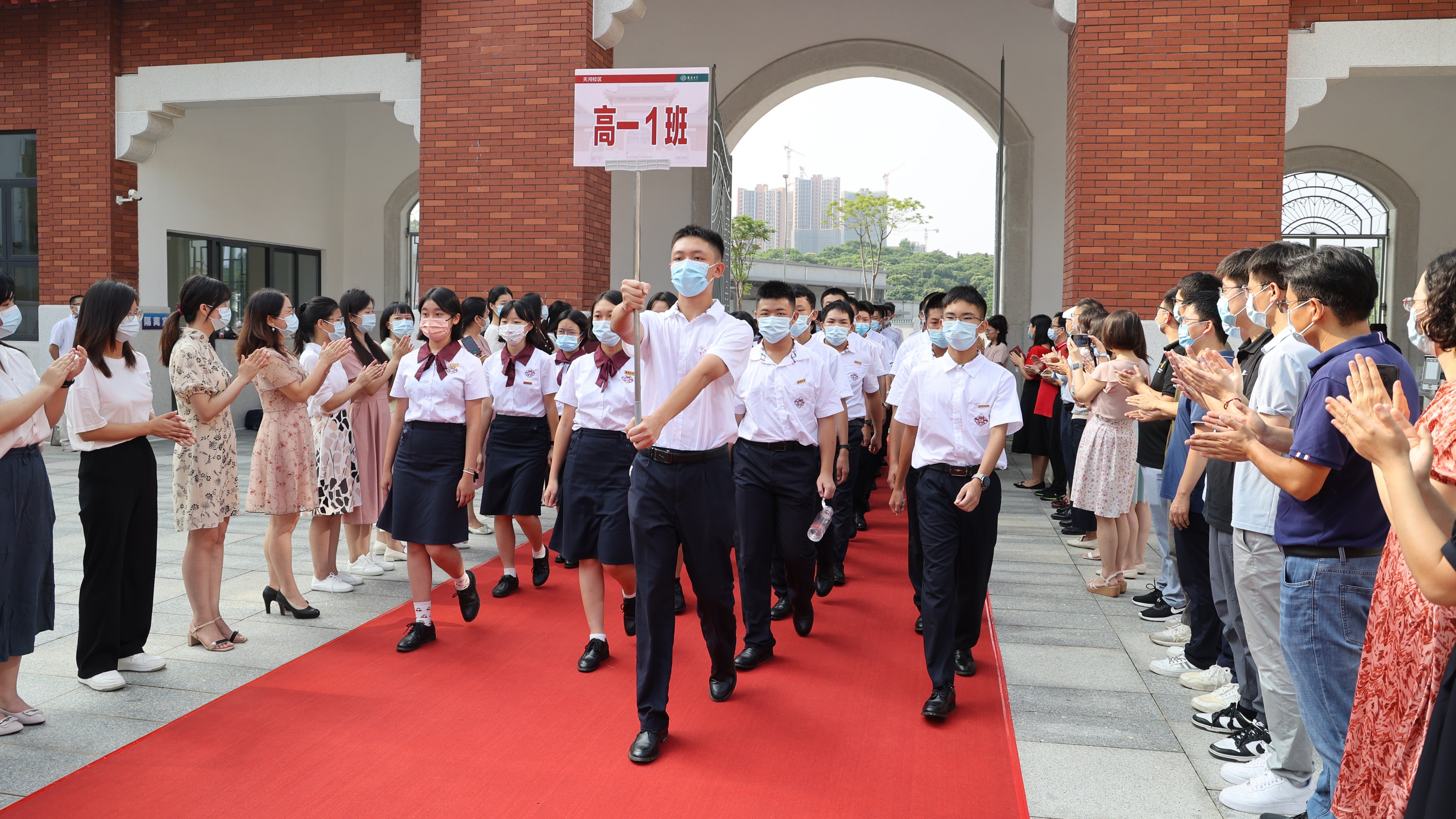 跨入崇德瀹智門成為執信人執信中學天河校區高中部首次迎新