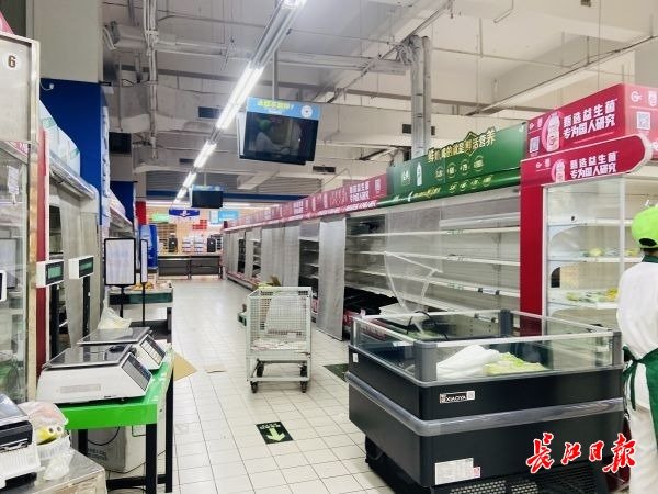 家乐福洪山广场店内冰柜货架区空置。记者赵歆　摄