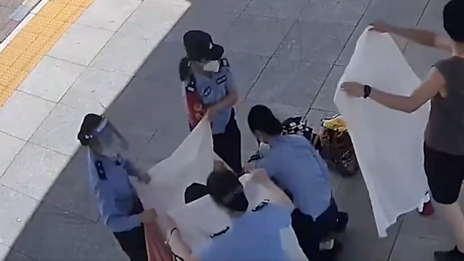 列车上孕妇突然临盆 火车站值班员秒变“助产士”_凤凰网