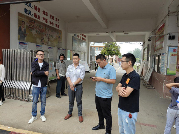 定远县青洛小学积极协助炉桥镇城管执法大队整理校园周边车辆乱停乱放