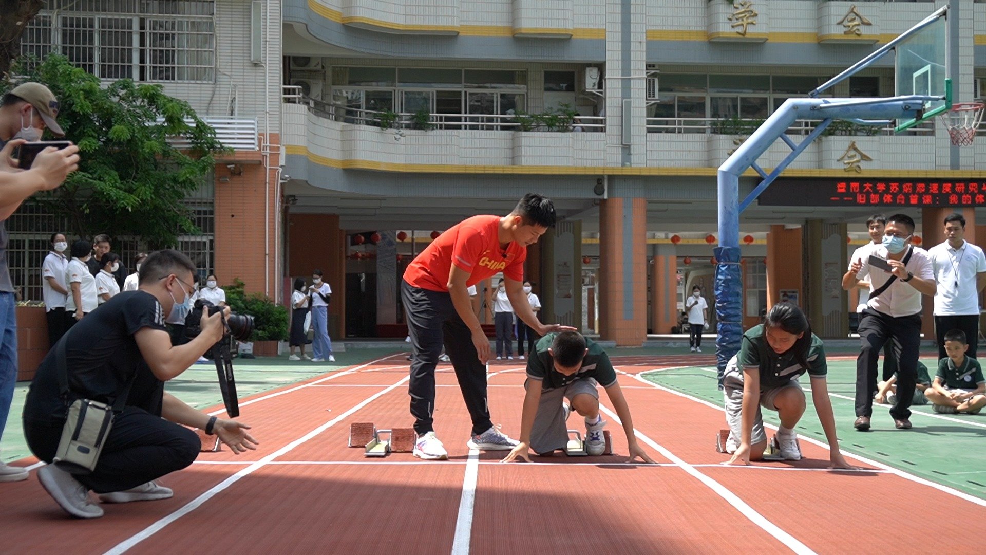 别逃课，你跑不过老师！苏炳添给广州小学生上体育课啦