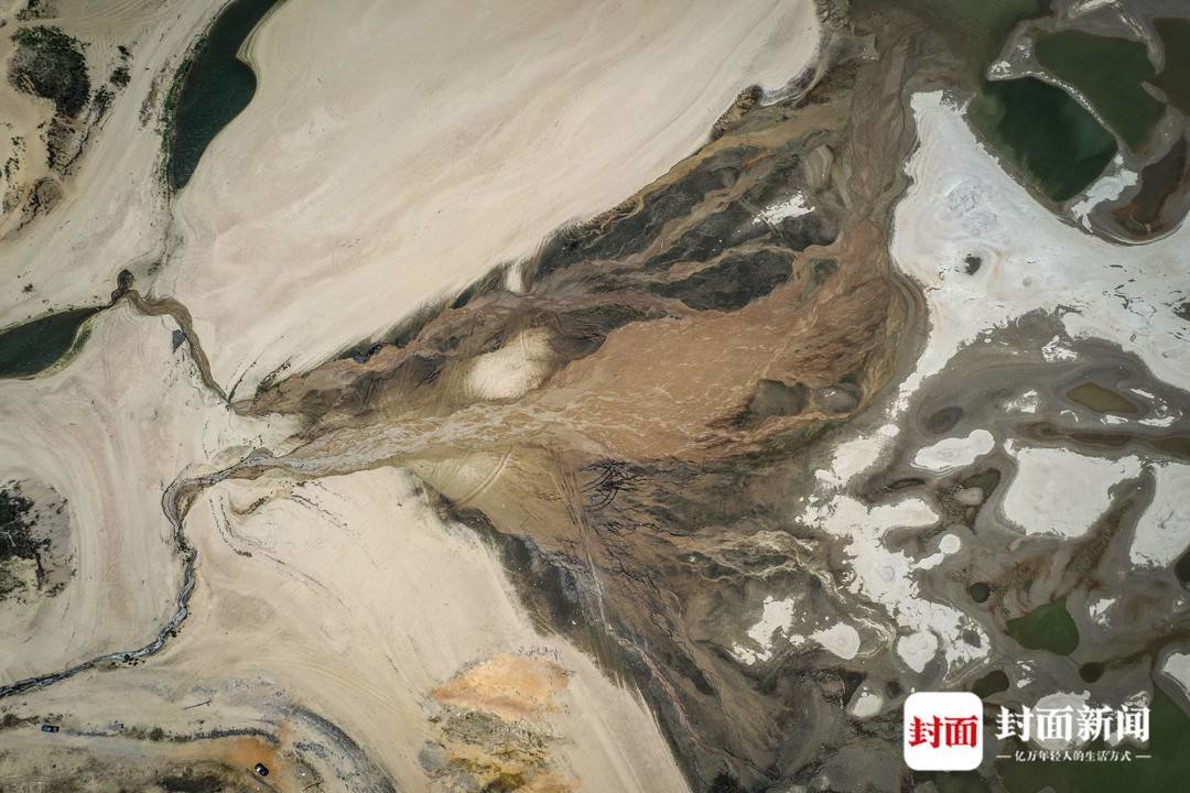 8月24日，鄱阳湖庐山段，河流干涸，露出大片沙。摄影：杨峰
