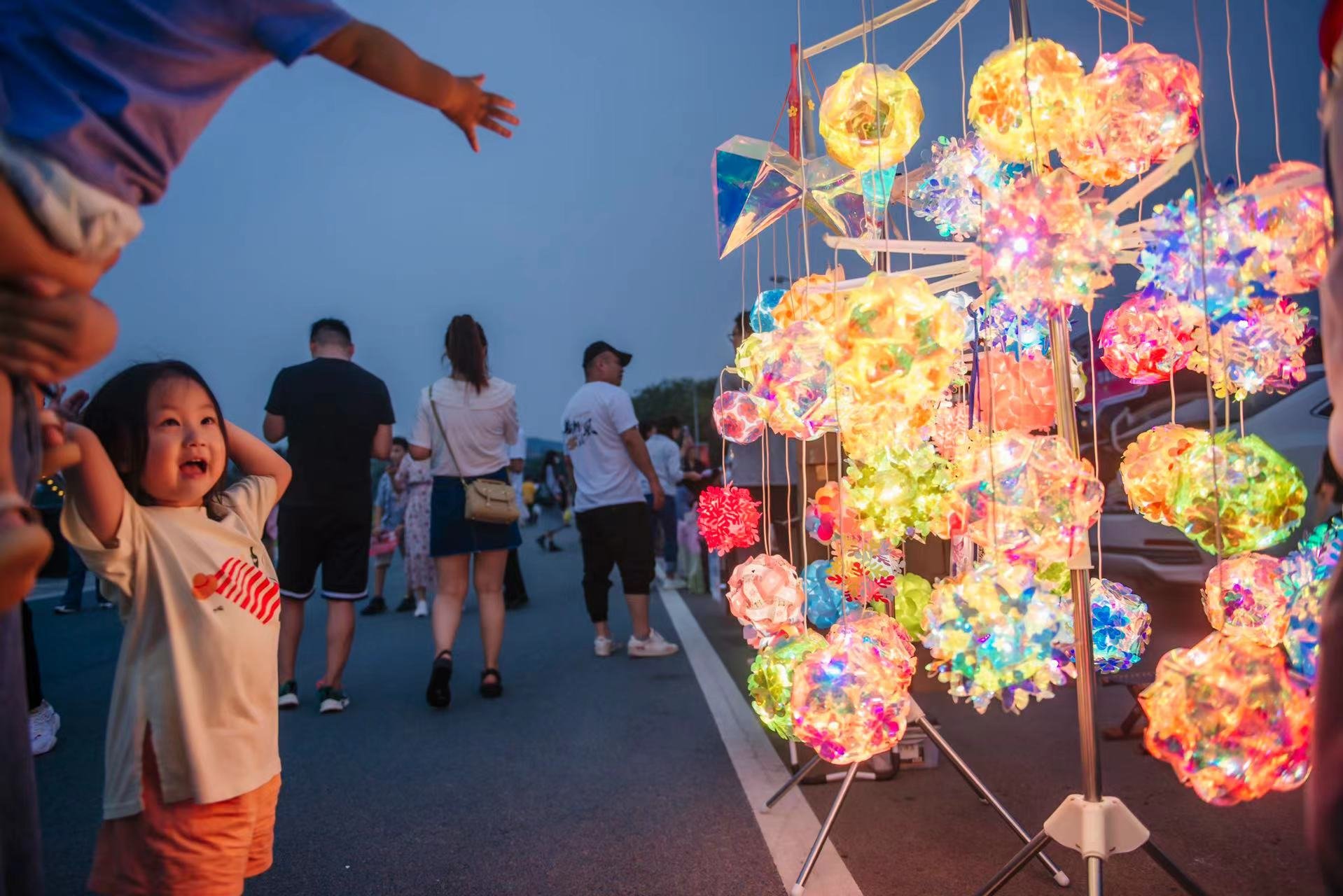 “汉风市集”上新了！后备箱一开，大龙湖靓起来