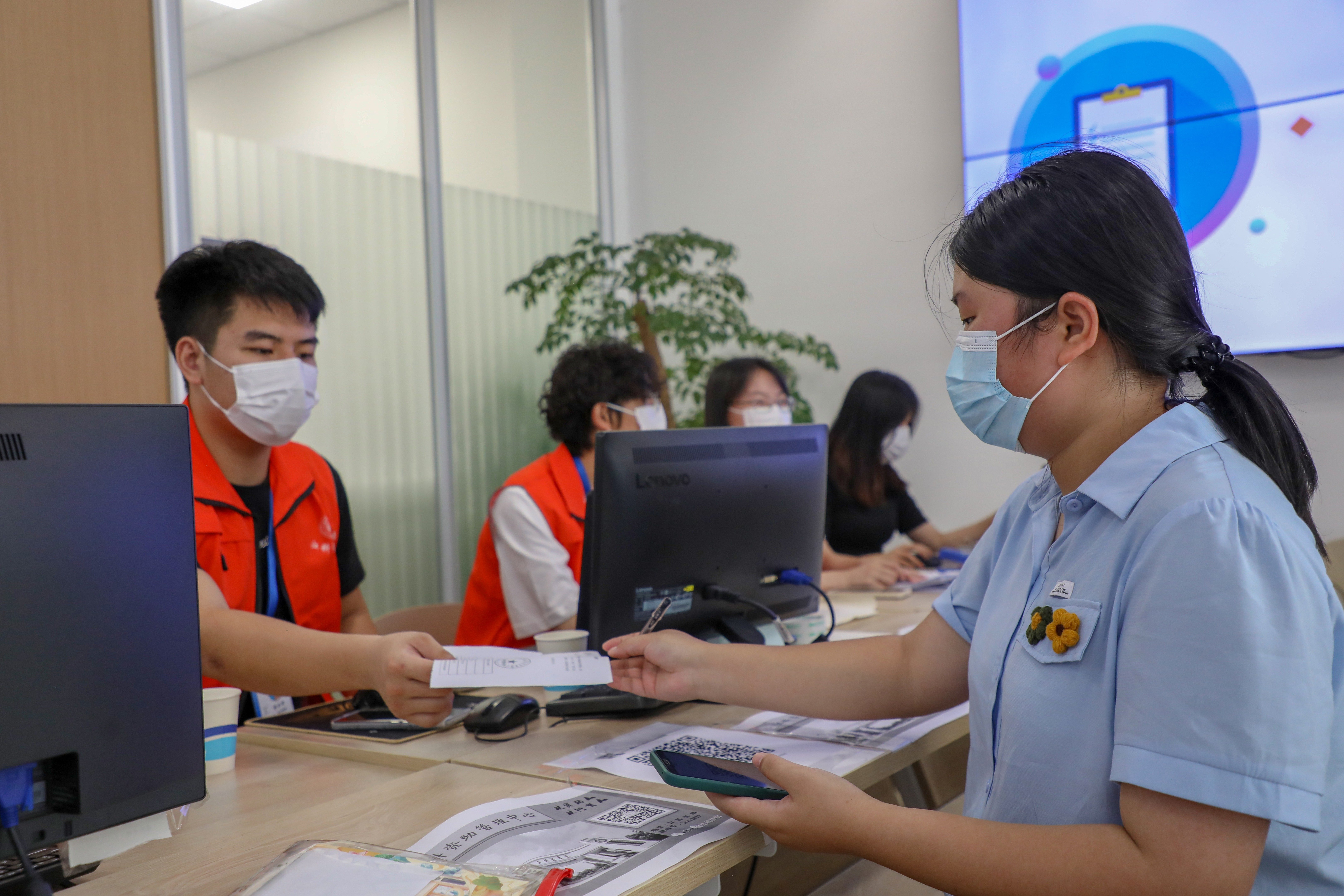 新生入学报到时咨询助学贷款办理