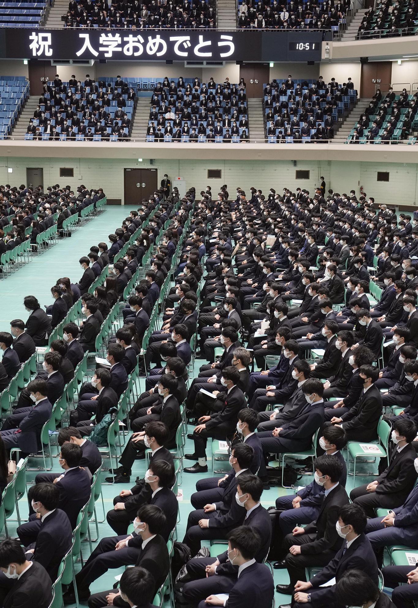 当地时间2022年4月12日，日本东京，东京大学在东京武道馆举行新生入学仪式。