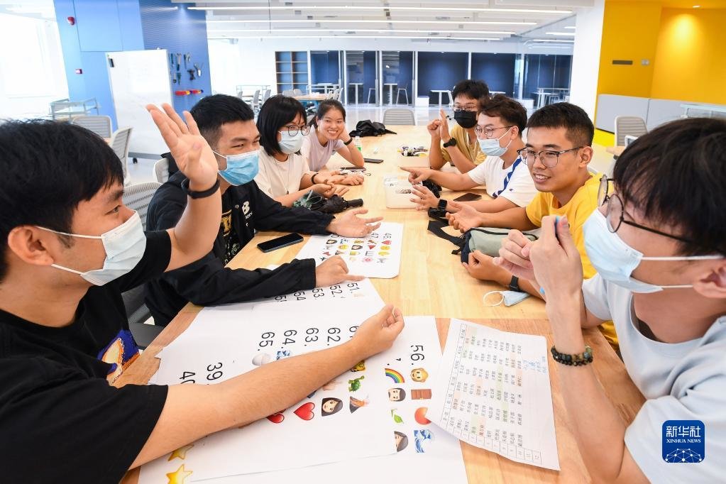 香港科技大学（广州）新生进行交流活动（8月25日摄）。