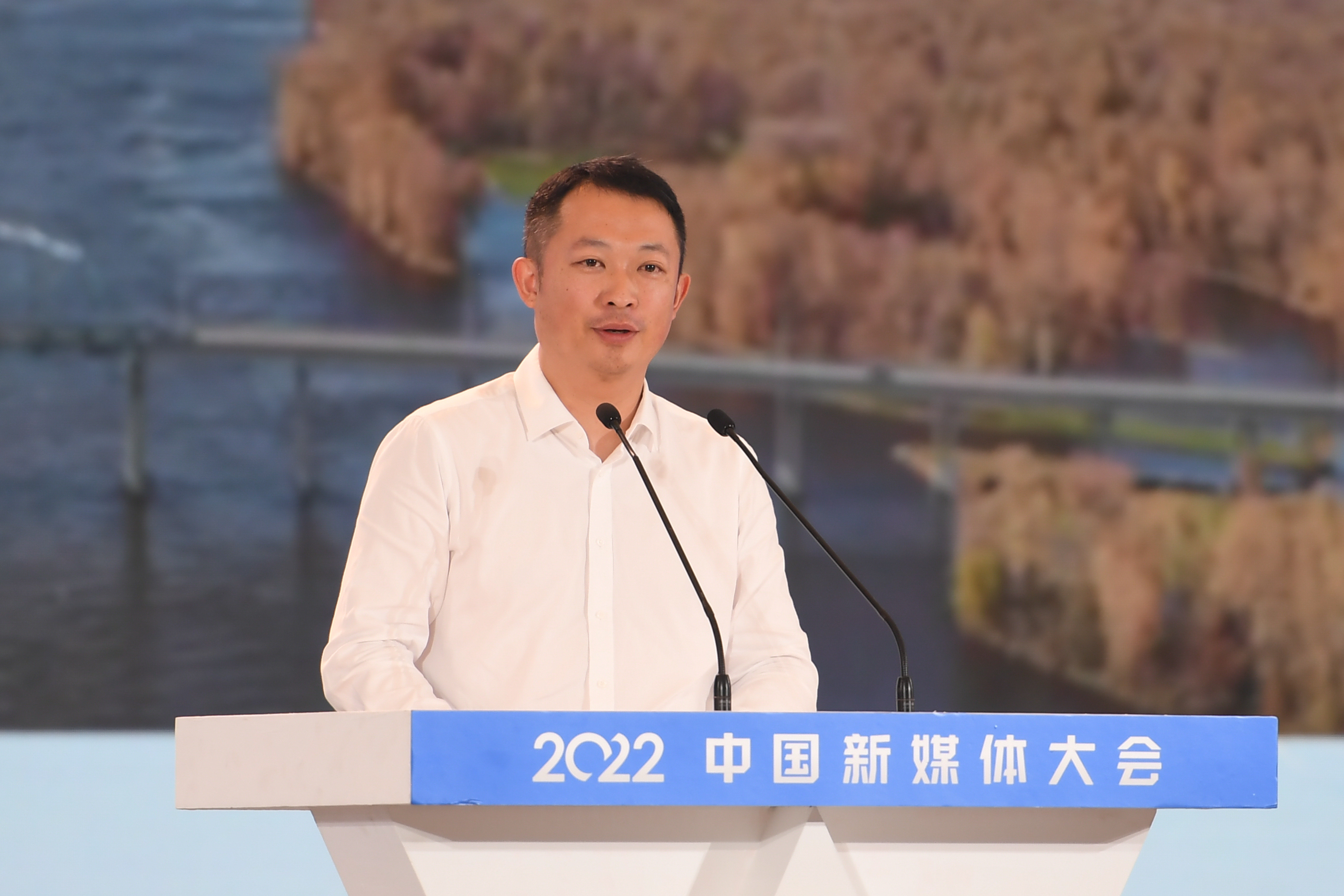 知乎创始人周源：将投入更多资源 让正能量成为大流量_凤凰网