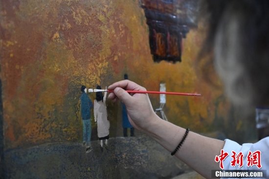 9月2日，甘肃兰州，西北民族大学美术学院副教授刘志刚，正在进行敦煌元素漆画创作。刘志刚表示，他们所创作的漆画内容不少都与敦煌艺术、边塞文化相关联，让大家看到作品后就会有种行走在诗歌中的感受。中新社记者 李亚龙 摄