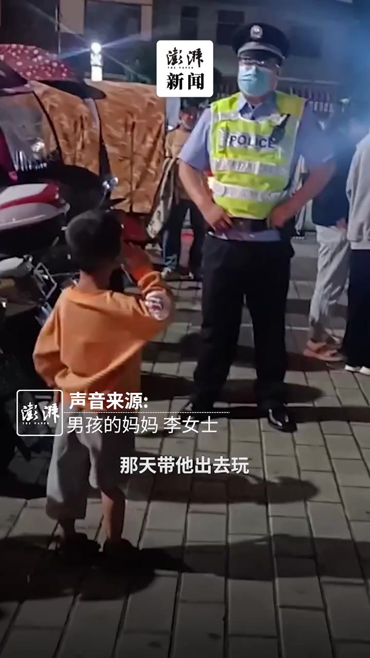 萌娃给警察叔叔敬礼得到“回礼”