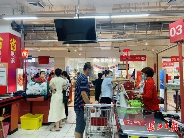 市民正在家乐福洪山广场店内采购。记者赵歆　摄