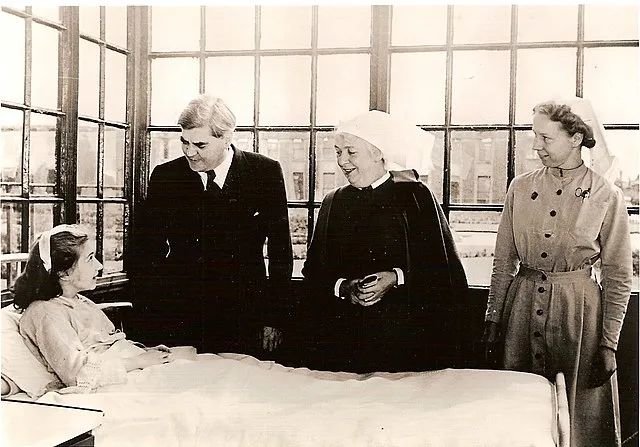 NHS 第一天开放时的场景|Wikimedia Commons