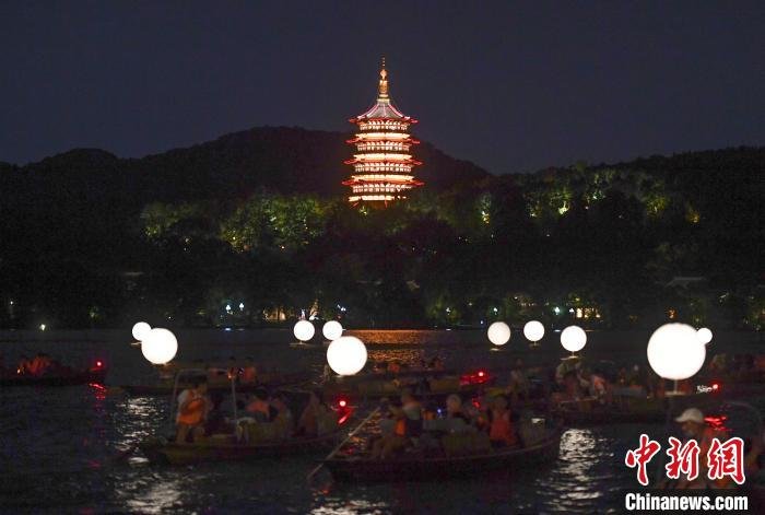 月亮船点亮西湖 王刚 摄