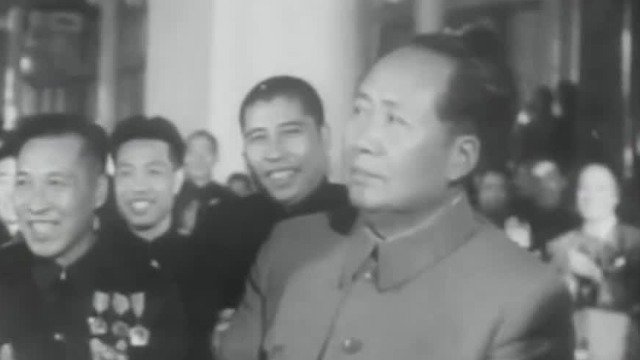 1957年，毛泽东批评《人民日报》编委邓拓“把着茅坑不拉屎”