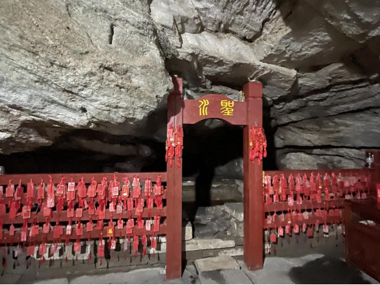 武当寻古迹：雨中探秘雷神洞
