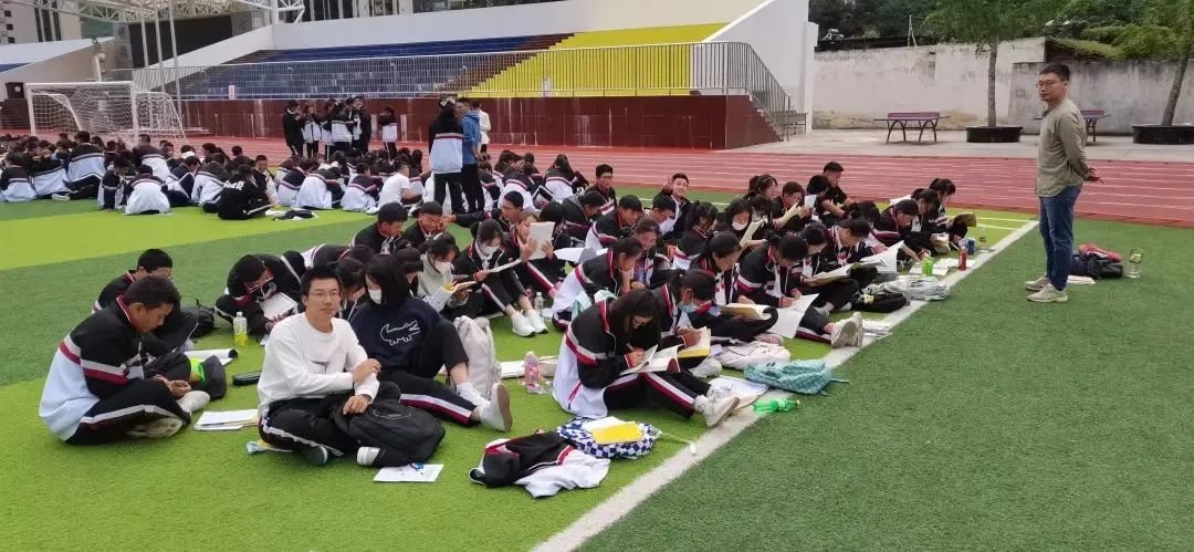 陈志博老师带领同学们晚读