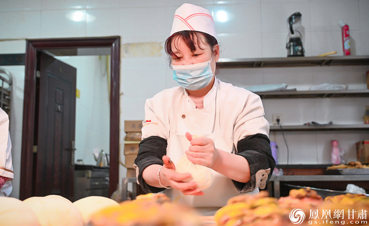 面团包裹住千层月饼的“诱惑”，也凝聚起层层叠叠的老兰州“味道”。杨艺锴 摄